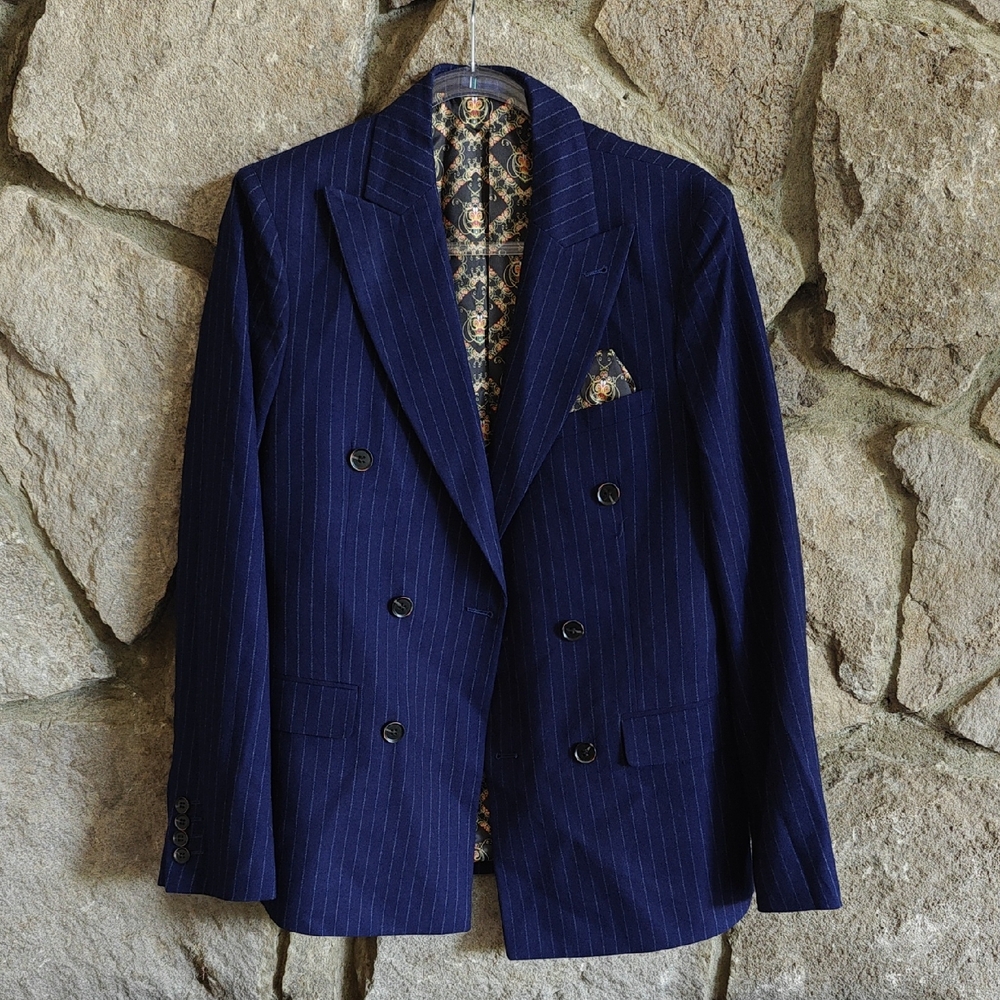 Classic Blue Pinstripe Sport Coat with Notched Lapels and Tailored Fit Suit